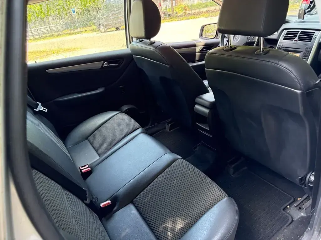 Gebraucht Mercedes B180 116 PS (85 kW) 2010 Silber Van / Kleinbus