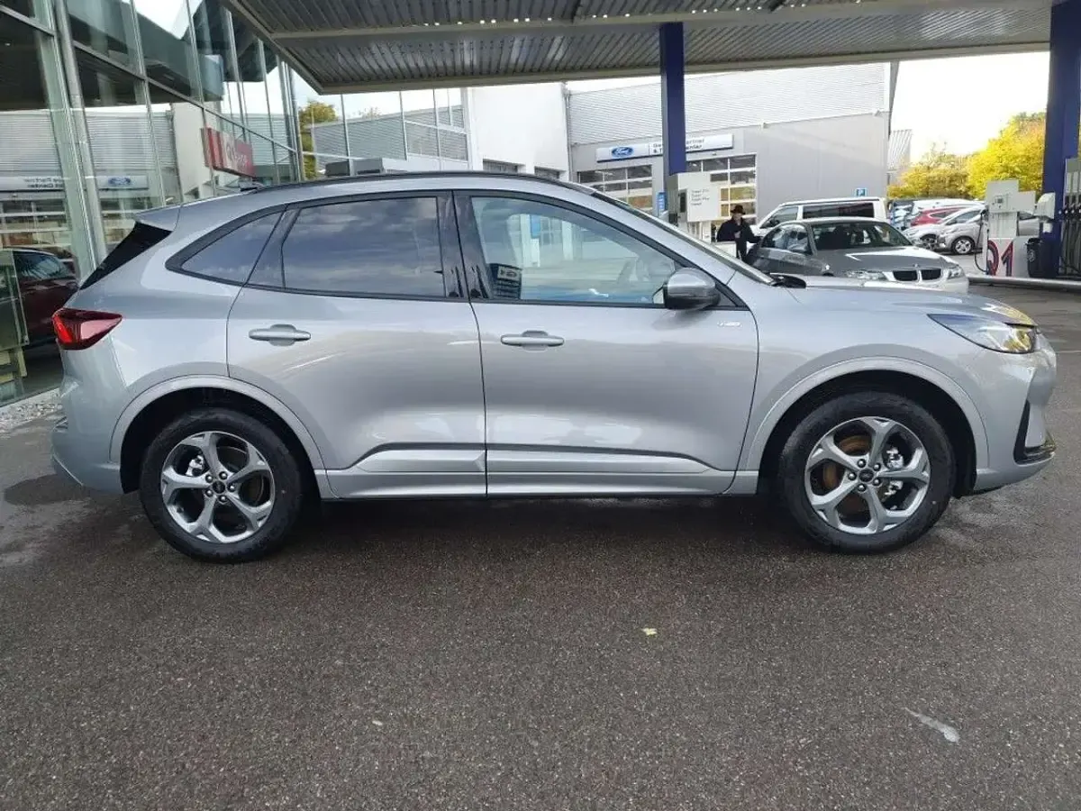 Gebraucht Ford Kuga ST-Line 182 PS (133 kW) 2025 Solar silver metallic SUV