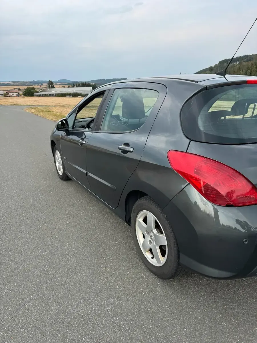 Gebraucht Peugeot 308 Style 115 PS (84 kW) 2013 Grau Limousine