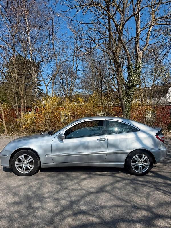Gebraucht Mercedes C200 122 PS (89 kW) 2004 Silber Kleinwagen