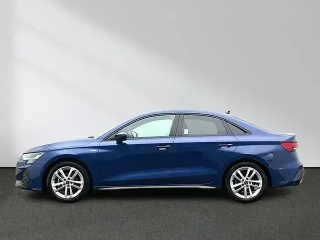 Używany Audi A3 S-Line 150 KM (110 kW) 2025 Niebieski Sedan/Limuzyna