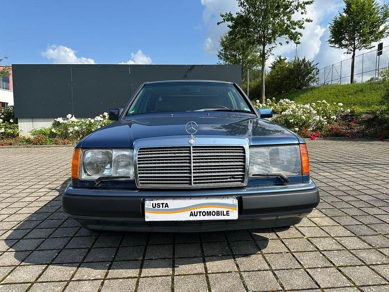 Gebraucht Mercedes E230 132 PS (97 kW) 1990 Blau Limousine