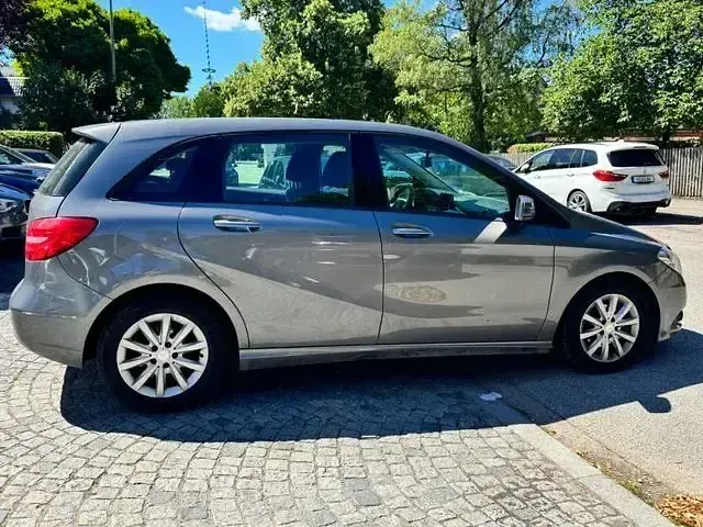 Gebraucht Mercedes B180 122 PS (89 kW) 2013 Mountaingrau Kleinwagen
