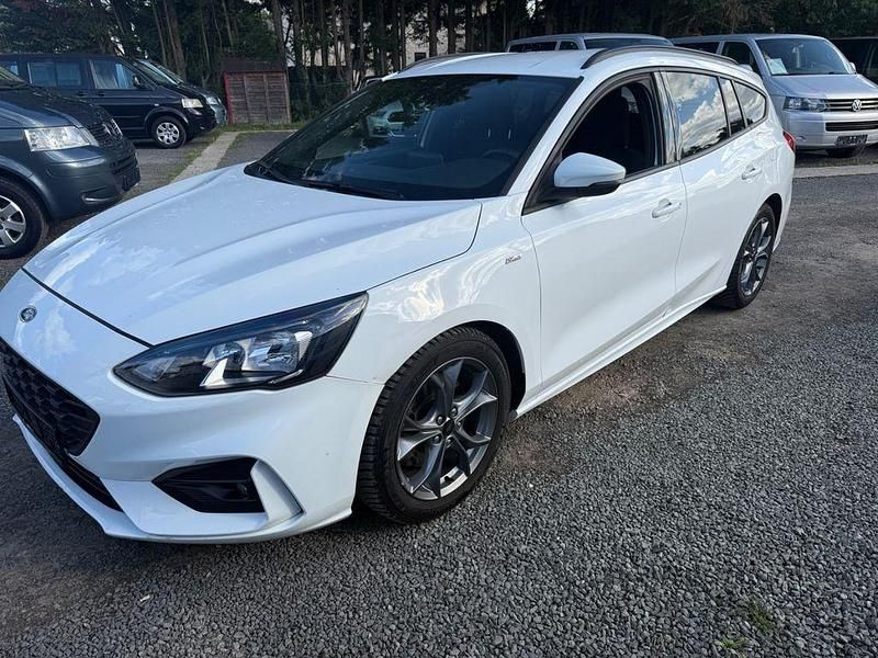 Weiß Gebraucht 2020 Ford Focus ST-Line Limousine | 9.999 € (Superpreis) - Bild 1/4