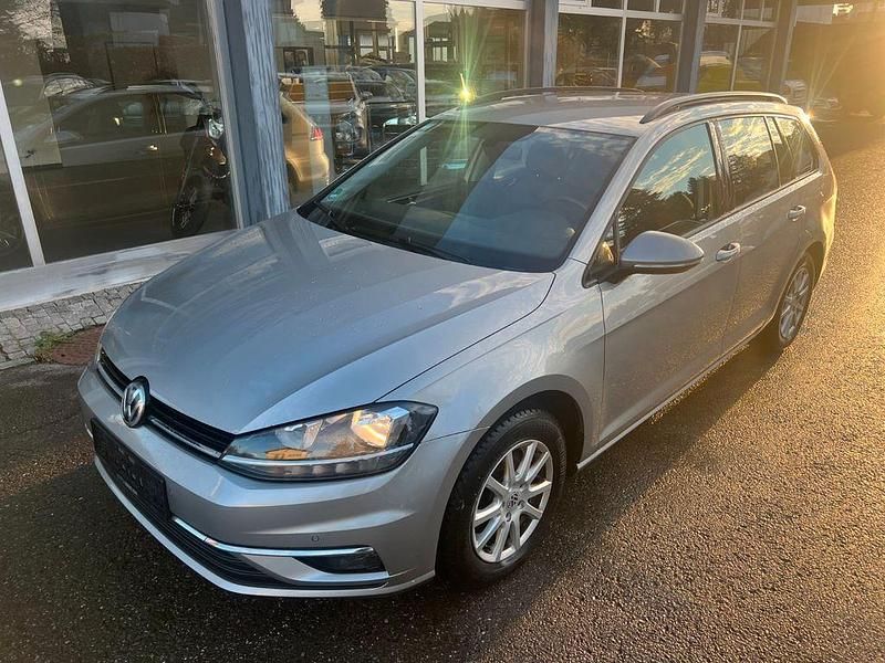Silber Gebraucht 2017 VW Golf VII Comfortline Limousine | 8.028 € (Fairer Preis) - Bild 1/4