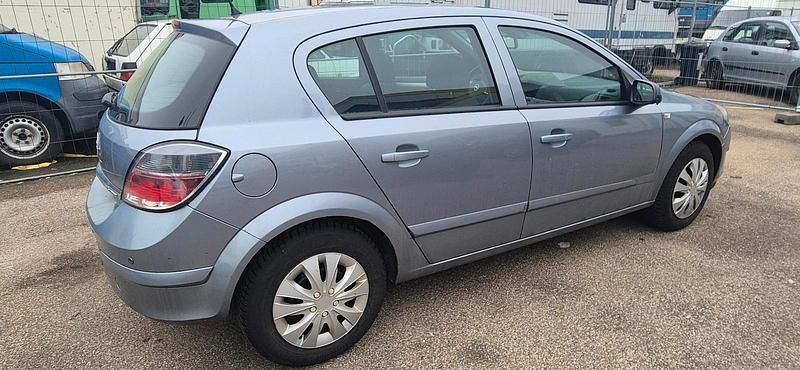 Gebraucht Opel Astra 105 PS (77 kW) 2007 Silber Limousine