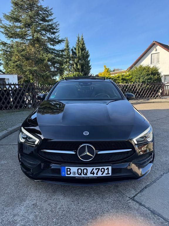 Schwarz Gebraucht 2021 Mercedes CLA200 AMG line Limousine | 25.400 € (Superpreis) - Bild 1/4