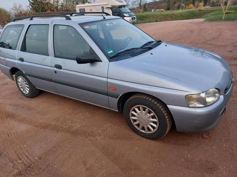 Blau Gebraucht 1996 Ford Escort Limousine | 550 € (Fairer Preis) - Bild 1/4