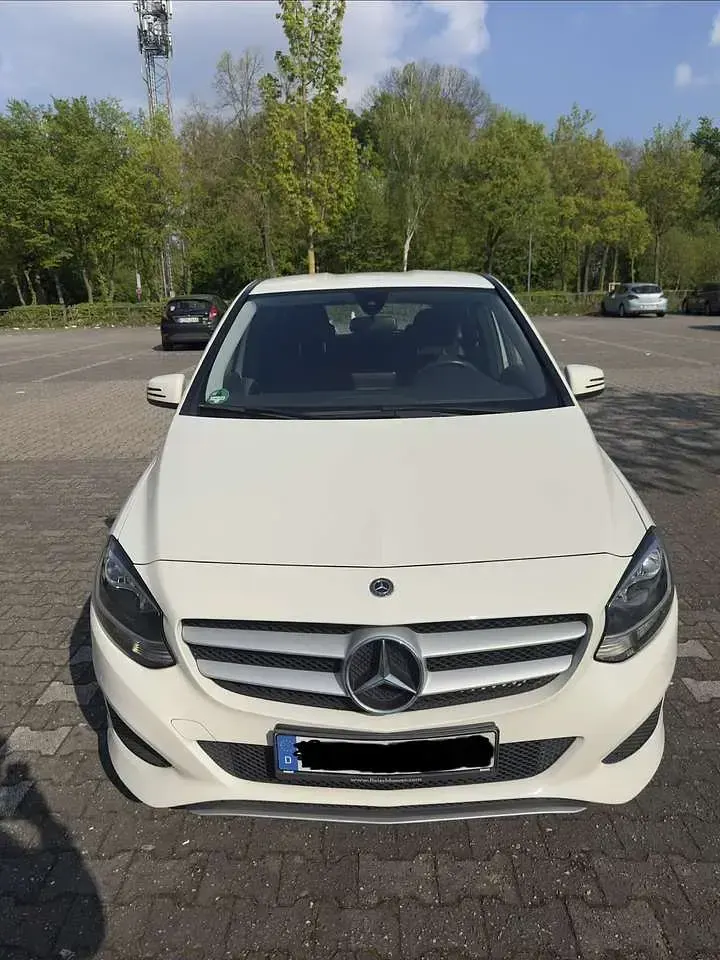 Gebraucht Mercedes B180 Style 122 PS (89 kW) 2015 Weiß Kleinwagen