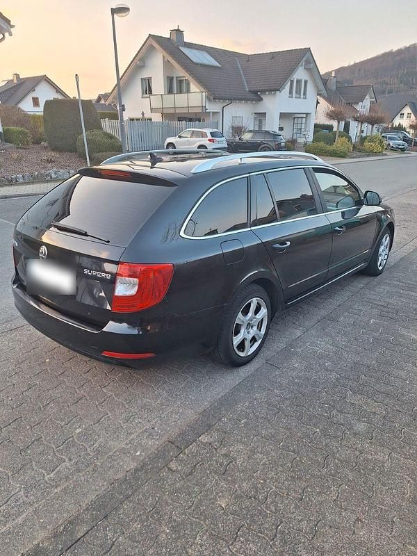 Gebraucht Skoda Superb Active 140 PS (102 kW) 2014 Schwarz Kombi