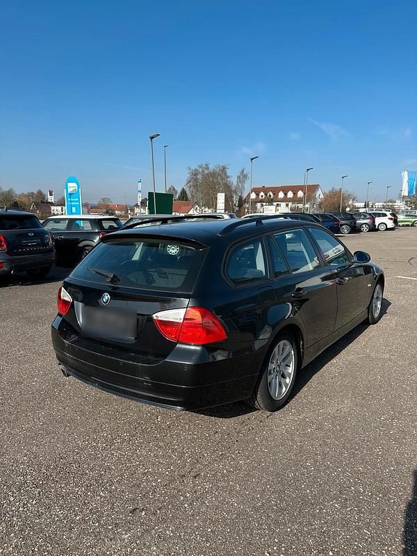 Gebraucht BMW 318 143 PS (105 kW) 2008 Schwarz Kombi