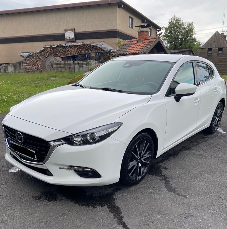 Weiß Gebraucht 2017 Mazda 3 Center-Line Limousine | 13.900 € (Fairer Preis) - Bild 1/4