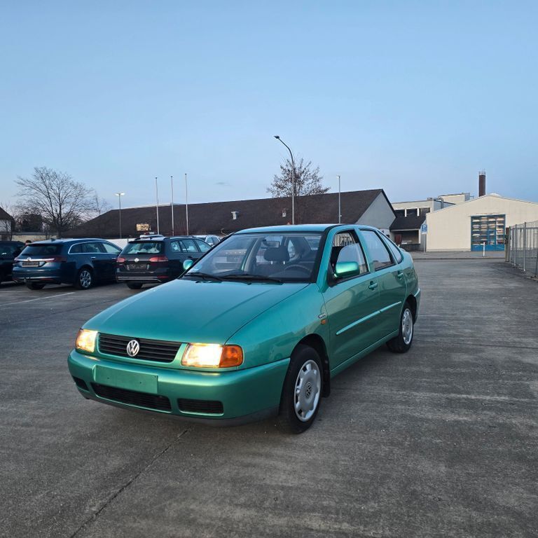 Grün Gebraucht 1999 VW Polo Limousine | 1.990 € (Fairer Preis) - Bild 1/4