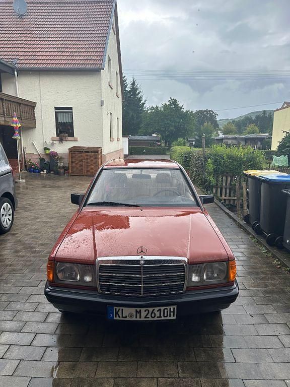 Rot Gebraucht 1983 Mercedes 190 Limousine | 4.500 € - Bild 1/4