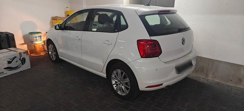 Weiß Gebraucht 2016 VW Polo Comfortline Kleinwagen | 10.500 € (Etwas zu teuer) - Bild 1/4