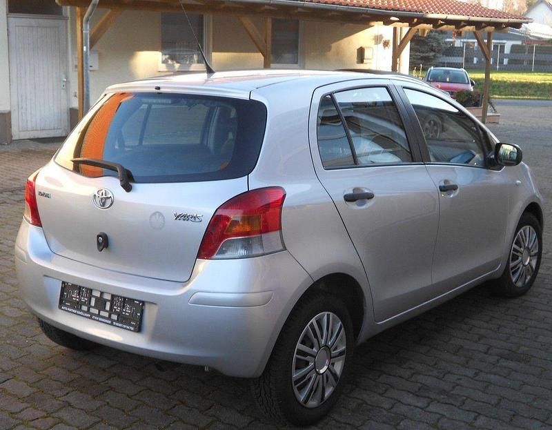 Gebraucht Toyota Yaris Cool 101 PS (74 kW) 2009 Silber Kleinwagen