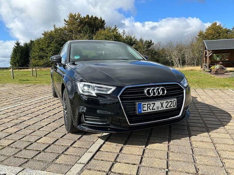 Schwarz Gebraucht 2018 Audi A3 Sportback Design Limousine | 14.500 € (Superpreis) - Bild 1/4