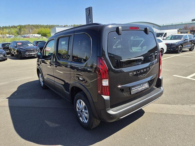 Neu Peugeot Rifter Allure 131 PS (96 kW) 2026 Schwarz Van / Kleinbus