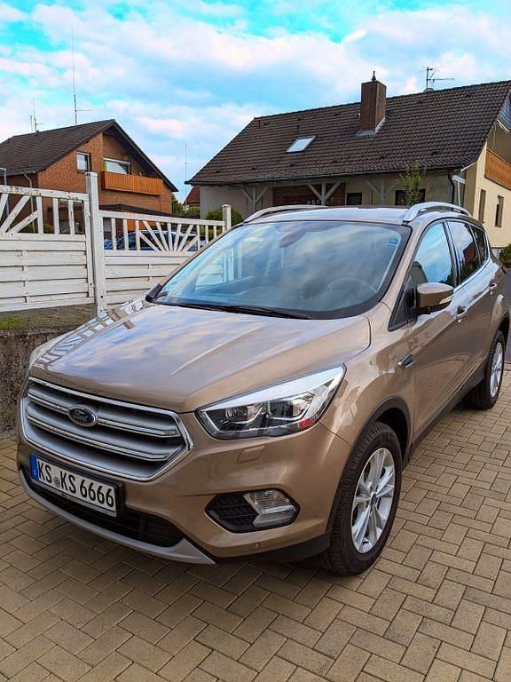 Gebraucht Ford Kuga Titanium 150 PS (110 kW) 2019 Beige SUV
