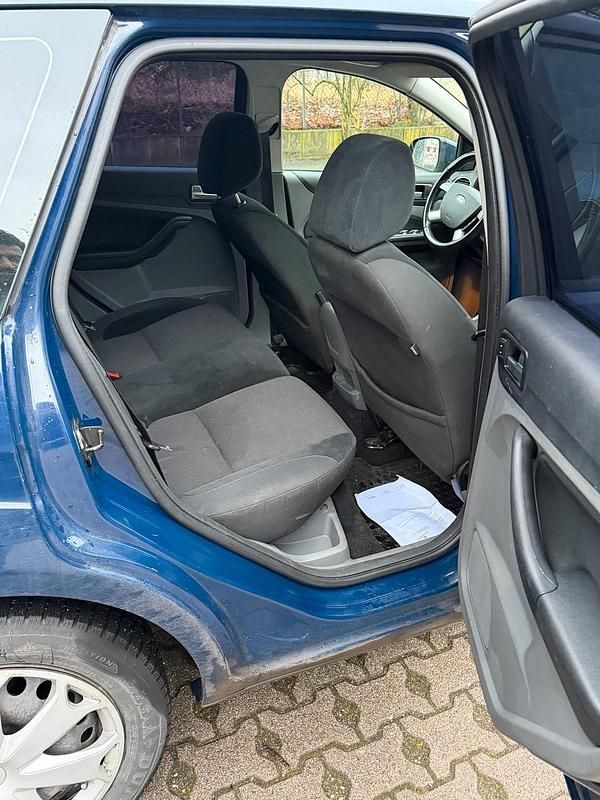 Gebraucht Ford Focus 140 PS (102 kW) 2010 Blau Kombi