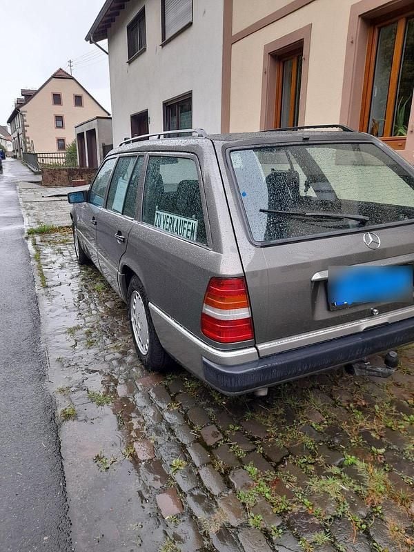 Grau Gebraucht 1990 Mercedes E300 Kombi | 13.500 € - Bild 1/4