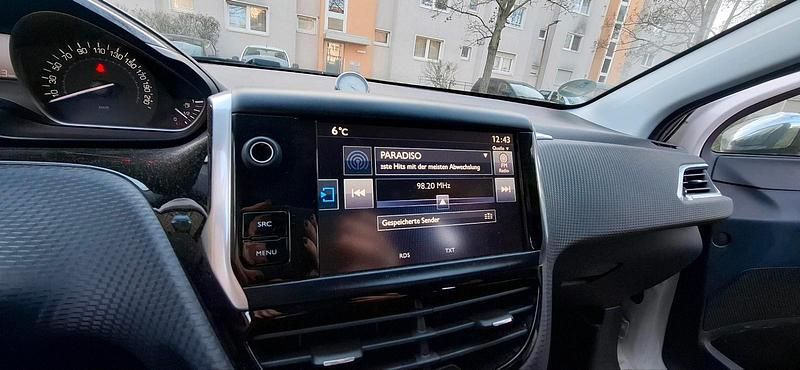 Gebraucht Peugeot 208 Active 82 PS (60 kW) 2016 Weiß Kleinwagen