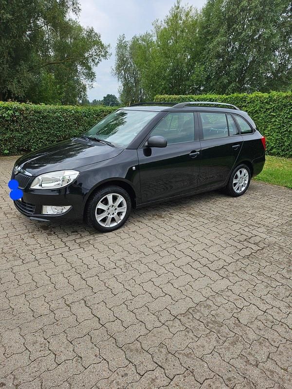 Schwarz Gebraucht 2015 Skoda Fabia Kombi | 5.490 € (Guter Preis) - Bild 1/4