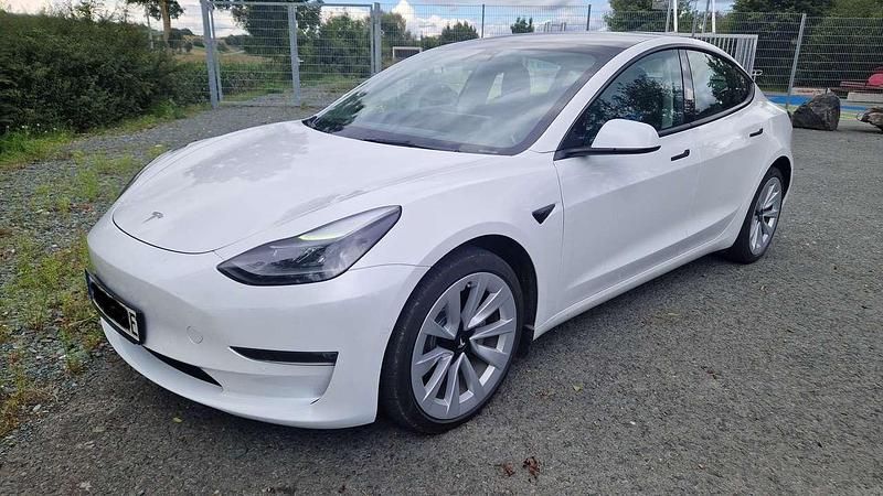 Weiß Gebraucht 2022 Tesla Model 3 Limousine | 29.999 € (Fairer Preis) - Bild 1/4