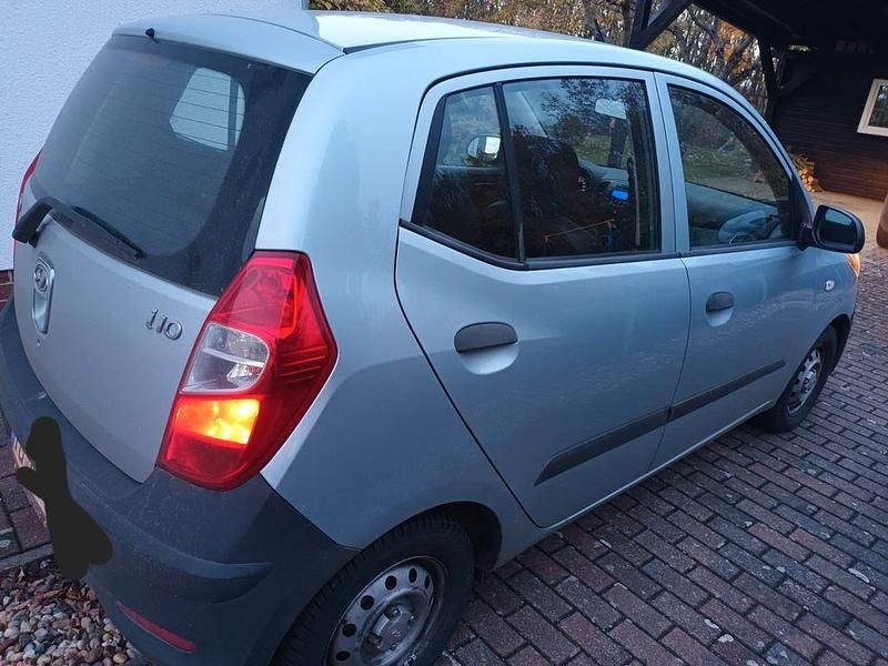 Grau Gebraucht 2012 Hyundai i10 Edition Kleinwagen | 2.990 € (Fairer Preis) - Bild 1/4