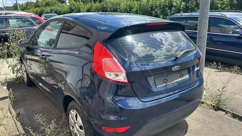 Gebraucht Ford Fiesta Ambiente 60 PS (44 kW) 2014 Blau Kleinwagen