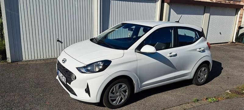 Weiß Gebraucht 2022 Hyundai i10 Comfort Kleinwagen | 11.200 € (Superpreis) - Bild 1/4