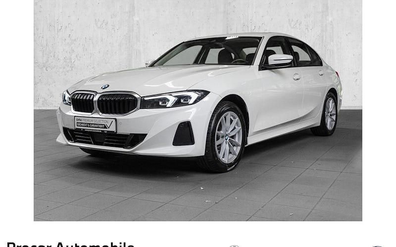 Weiß Gebraucht 2024 BMW 318 Shadowline Limousine | 34.930 € (Fairer Preis) - Bild 1/4