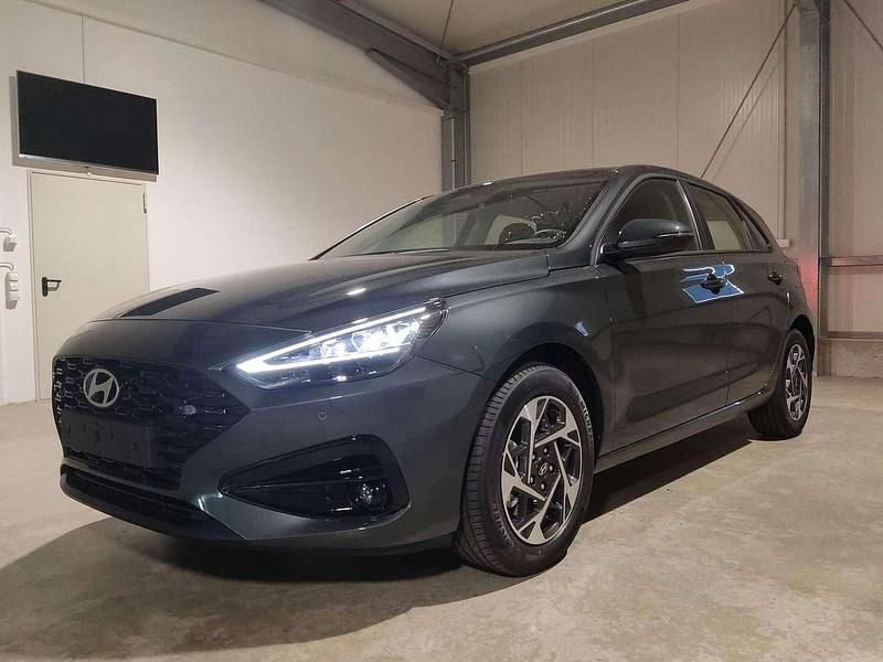 Cypress green Neu 2025 Hyundai i30 GO! Limousine | 20.589 € (Guter Preis) - Bild 1/4