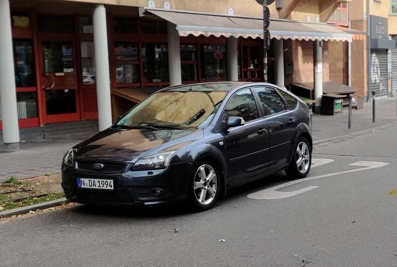 Grau Gebraucht 2007 Ford Focus Titanium Limousine | 2.700 € (Etwas zu teuer) - Bild 1/4