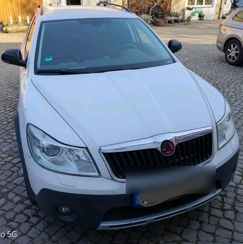 Weiß Gebraucht 2010 Skoda Octavia Scout Kombi | 4.400 € - Bild 1/4