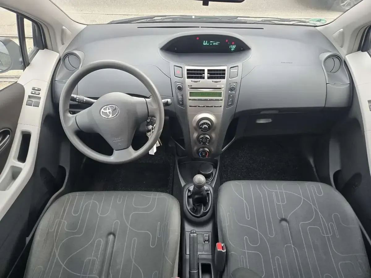 Gebraucht Toyota Yaris Cool 69 PS (50 kW) 2011 Medium silver metallic Kleinwagen