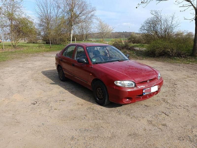 Gebraucht Hyundai Accent 75 PS (55 kW) 1999 Rot Limousine