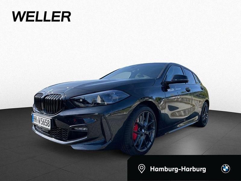 Saphirschwarz (schwarz) Gebraucht 2024 BMW 118 Performance Kleinwagen | 32.222 € (Teuer) - Bild 1/4