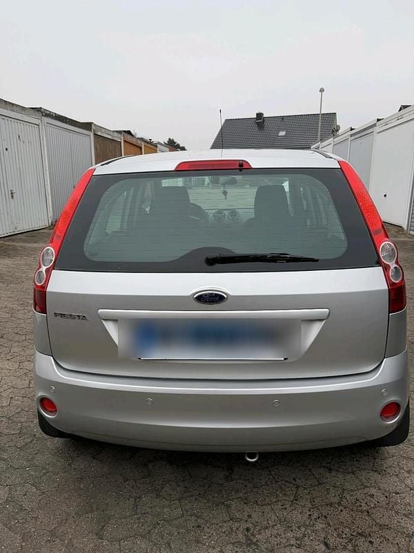 Gebraucht Ford Fiesta Ghia 77 PS (56 kW) 2007 Silber Kleinwagen