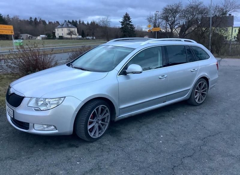 Silber Gebraucht 2010 Skoda Superb Elegance Kombi | 4.999 € (Superpreis) - Bild 1/4