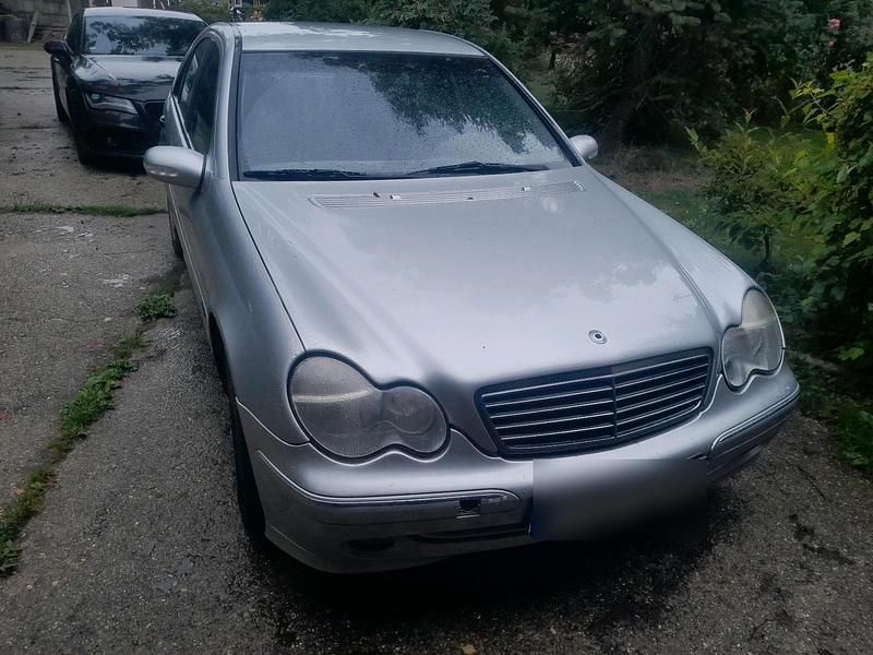 Silber Gebraucht 2001 Mercedes C200 Limousine | 950 € - Bild 1/4