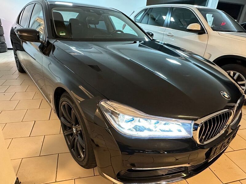 Black sapphire metallic Gebraucht 2016 BMW 730 Limousine | 22.990 € (Guter Preis) - Bild 1/4