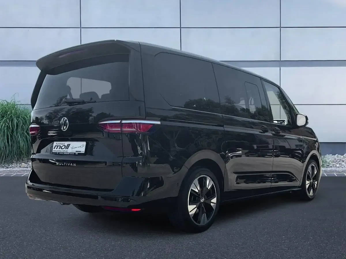 Gebraucht VW Multivan Life 150 PS (110 kW) 2025 Deep black perleffekt Van / Kleinbus