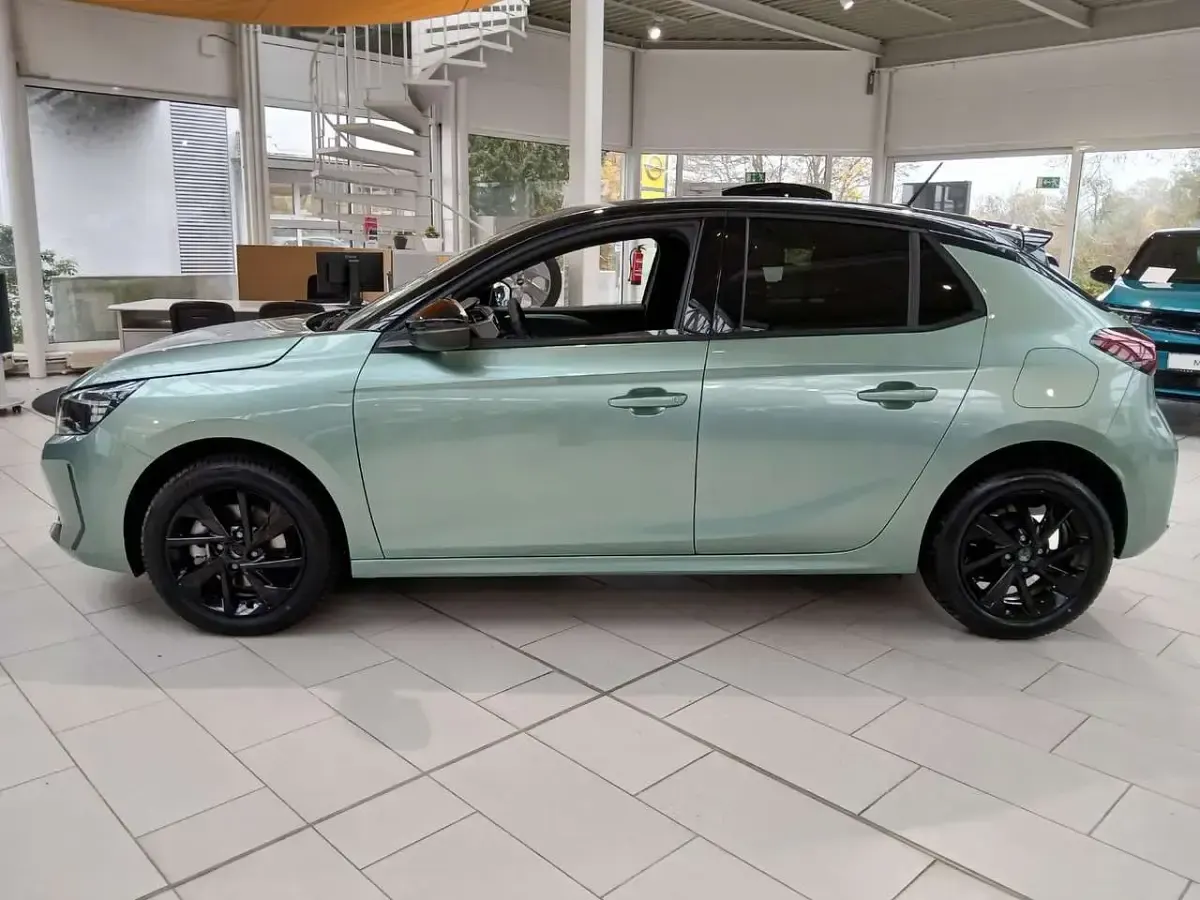 Neu Opel Corsa 101 PS (74 kW) 2025 Grün (eukalyptus grün) Kleinwagen