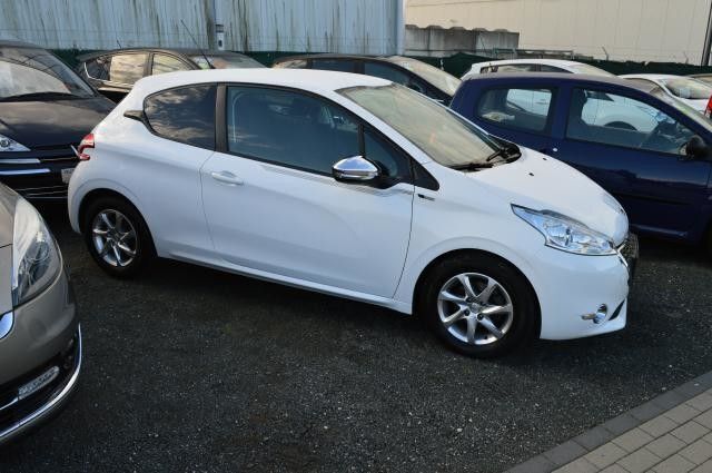 Gebraucht Peugeot 208 Style 92 PS (67 kW) 2013 Weiß Kleinwagen