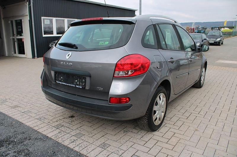 Gebraucht Renault Clio II Dynamique 101 PS (74 kW) 2011 Gold Limousine