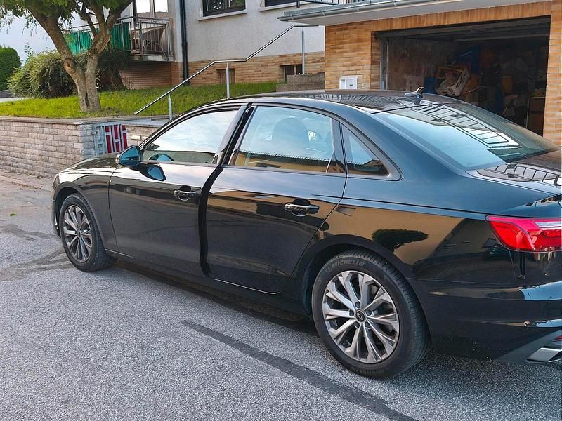 Schwarz Gebraucht 2022 Audi A4 Business Limousine | 26.200 € (Etwas zu teuer) - Bild 1/4