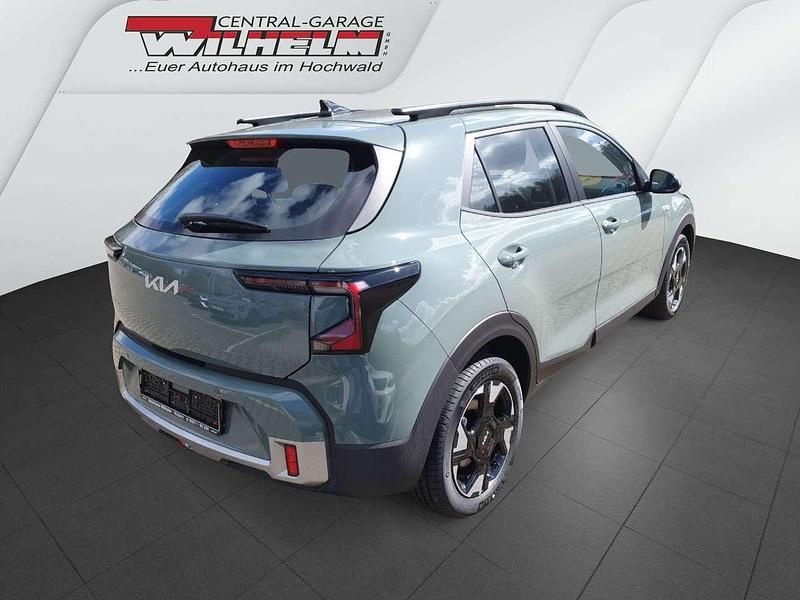 Neu Kia Stonic 101 PS (74 kW) 2026 Adventurous green met. SUV