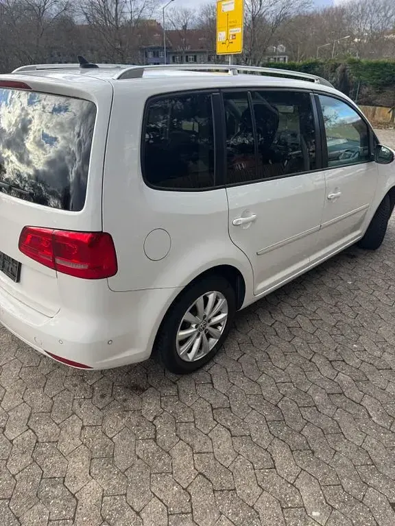 Gebraucht VW Touran Highline 105 PS (77 kW) 2013 Weiß Van / Kleinbus