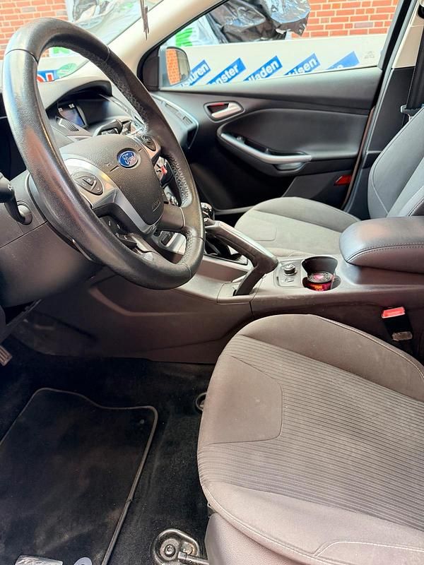 Gebraucht Ford Focus Titanium 125 PS (91 kW) 2011 Silber Limousine